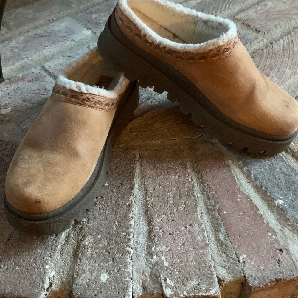 Skechers Tan Slip-On Shoes with Soft White Interior size 9